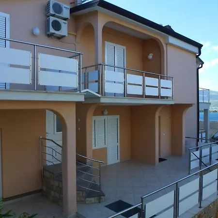 Apartment Helles Studioappartement Mit Grossem Balkon By Interhome